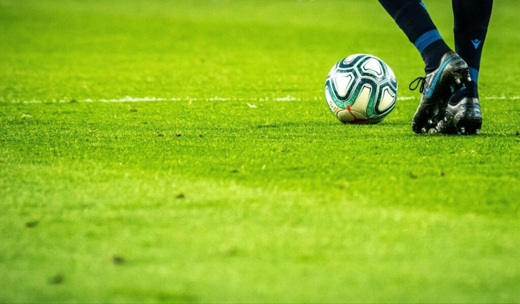 Cadouri pentru pasionații de fotbal: mingea tricoloră și ghetele alese pentru terenul potrivit