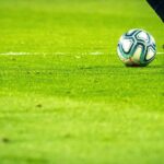 Cadouri pentru pasionații de fotbal: mingea tricoloră și ghetele alese pentru terenul potrivit