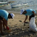 Photo river cleanup volunteer community